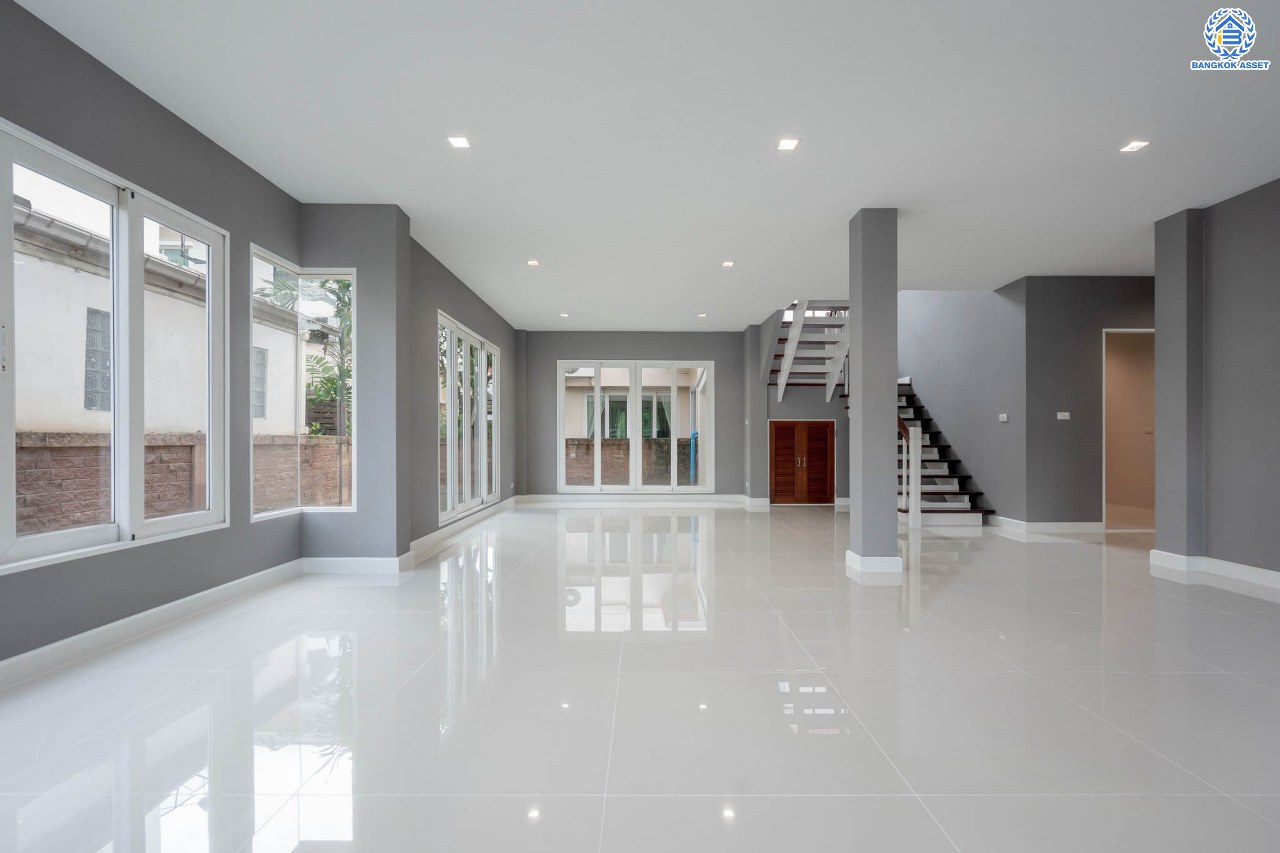 บ้านมือสองตกแต่งใหม่ ม.คาซ่าวิลล์ ราชพฤกษ์-รัตนาธิเบศร์1 แบรนด์ Q.House ต่อเติมครบพร้อมเข้าอยู่ เนื้อที่ 86 ตร.ว. ฟังก์ชันจัดเต็ม 3 ห้องนอน 3 ห้องน้ำ 1 ห้องอเนกประสงค์ 1 ห้องแม่บ้าน จอดรถได้ 2 คัน บนทำเลศักยภาพ ติดถนนราชพฤกษ์ และเพียง 10 นาทีถึงรถไฟฟ้า "สถานีบางรักน้อยท่าอิฐ"